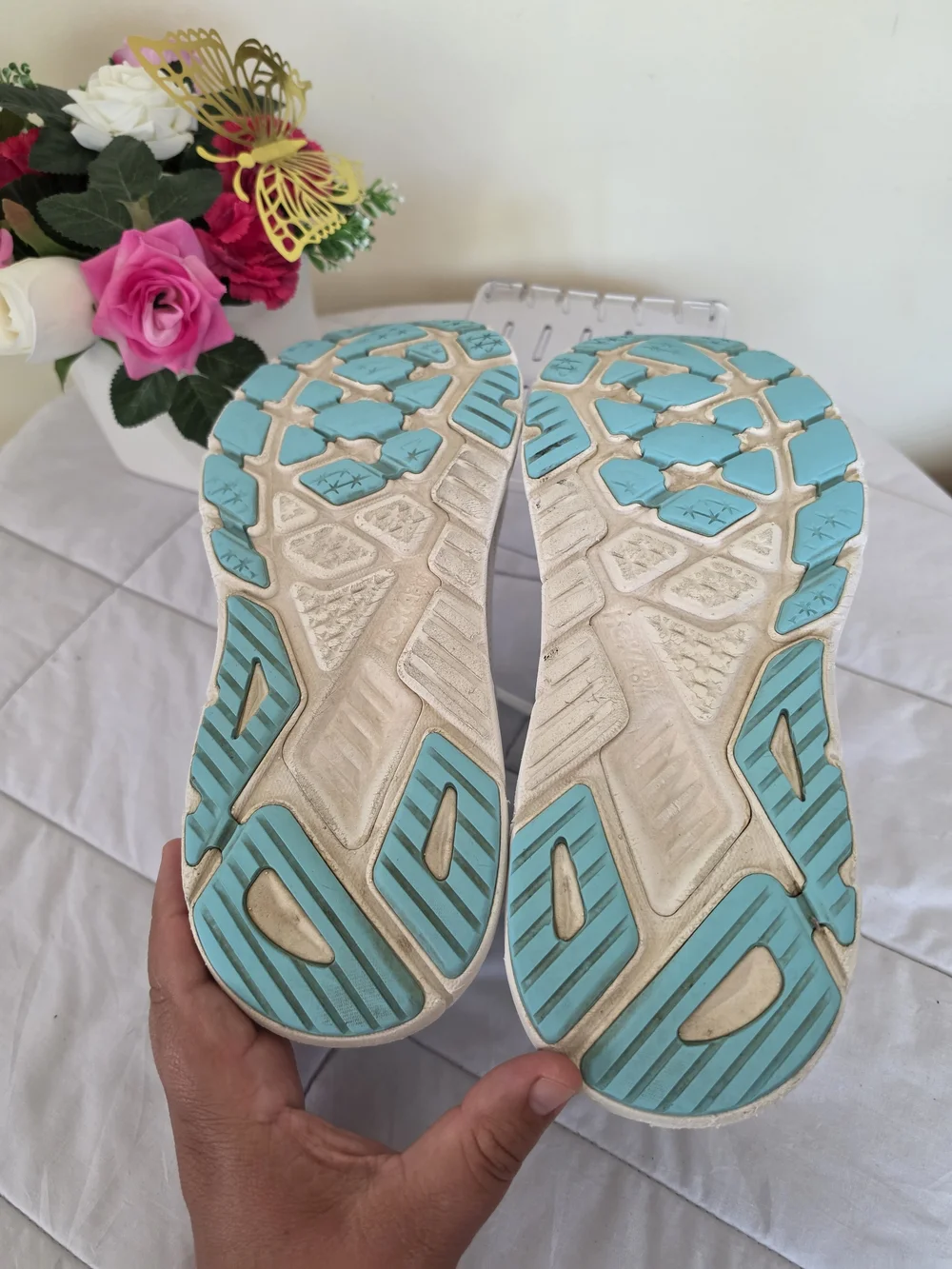 Hoka Arahi 7 Women's White & Light Blue Plush Running Shoes Size 11B